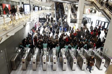 Francia, perché si protesta contro la riforma delle pensioni. Macron nel mirino