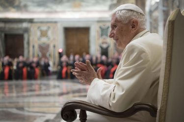 Benedetto XVI contro Francesco: « Non posso tacere, il celibato dei sacerdoti è indispensabile»