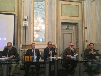 Remuzzi: «Gli scienziati devono saper comunicare. Lamentarsi delle decisioni politiche non basta più»