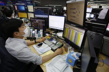Borse, effetto coronavirus: ribassi in Asia e in tutta Europa. Milano a -1%