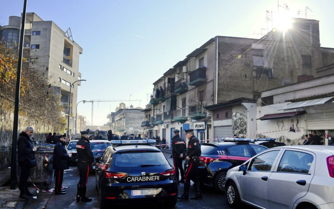 Napoli, arrestati cinque carabinieri per corruzione e attentato a un collega
