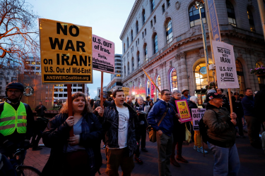 Iran, dallo Sport a Hollywood: “Stop alle esecuzioni contro i manifestanti”