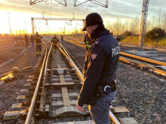 Attraversa le rotaie in bici e viene travolta dal treno: morta una 14enne nel Brianzolo