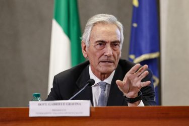 Coronavirus e calcio, Gravina: «Fermarci sarebbe un disastro». Ma il ministro dice no