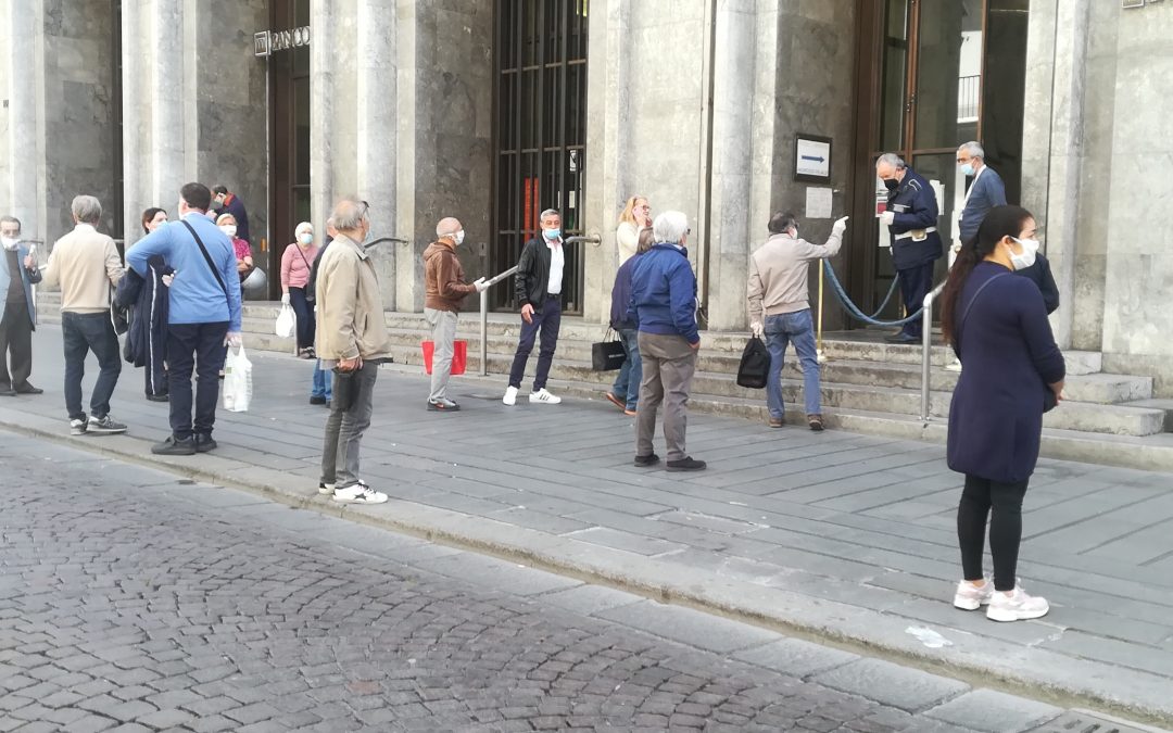 Coronavirus: a Napoli fila al Banco dei pegni tra mascherine, silenzio e malinconia