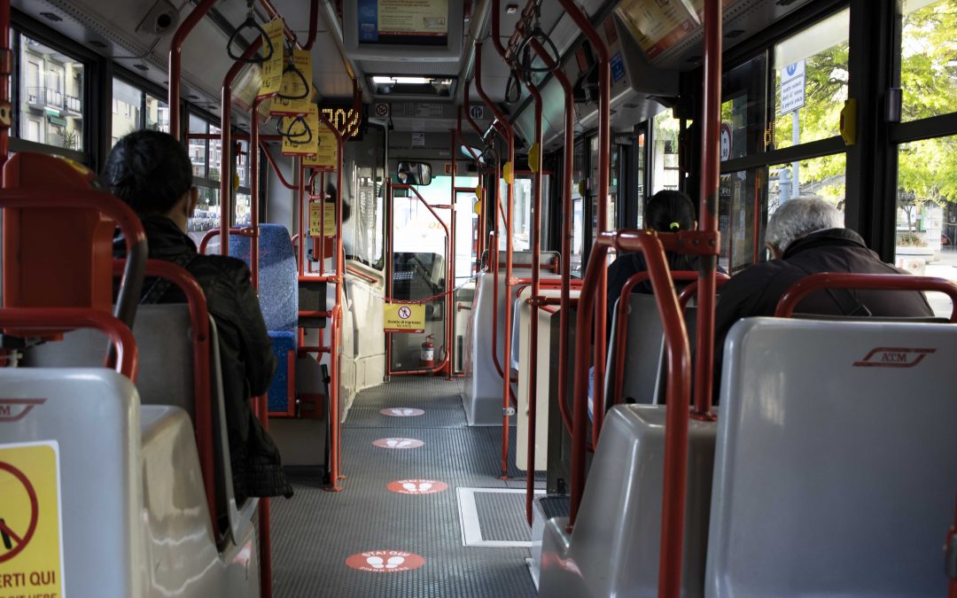 Coronavirus a Milano: in pochi su bus e metro tra paura e mascherine