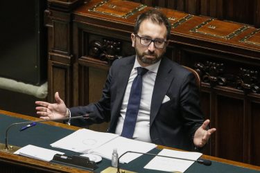 Giustizia, al Senato arriva la mozione di sfiducia contro Bonafede: Italia Viva minaccia il governo