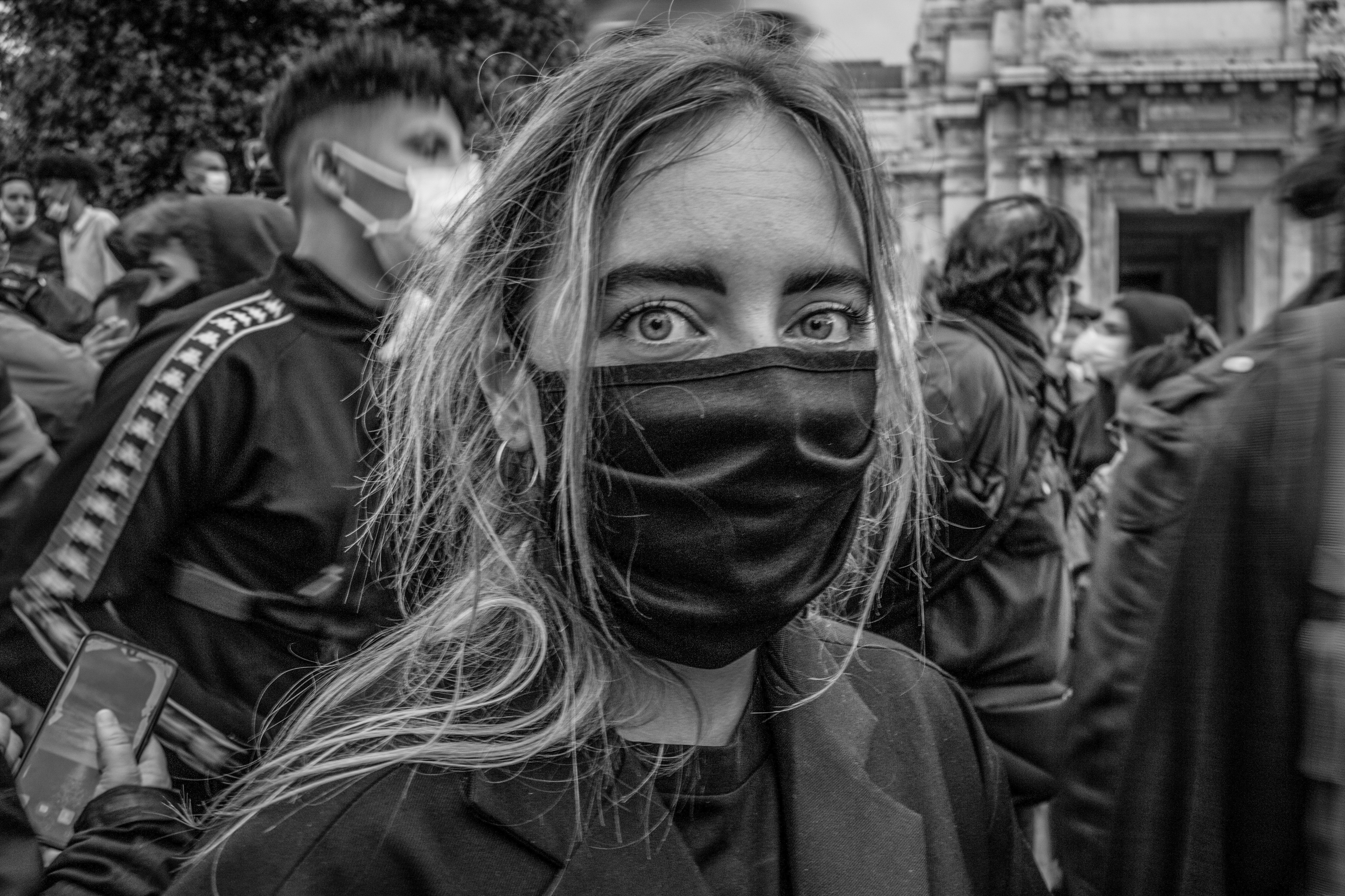 Una ragazza nel mezzo della folla accorsa per partecipare alla manifestazione Black Lives Matter di Milano (foto di Luca Covino)