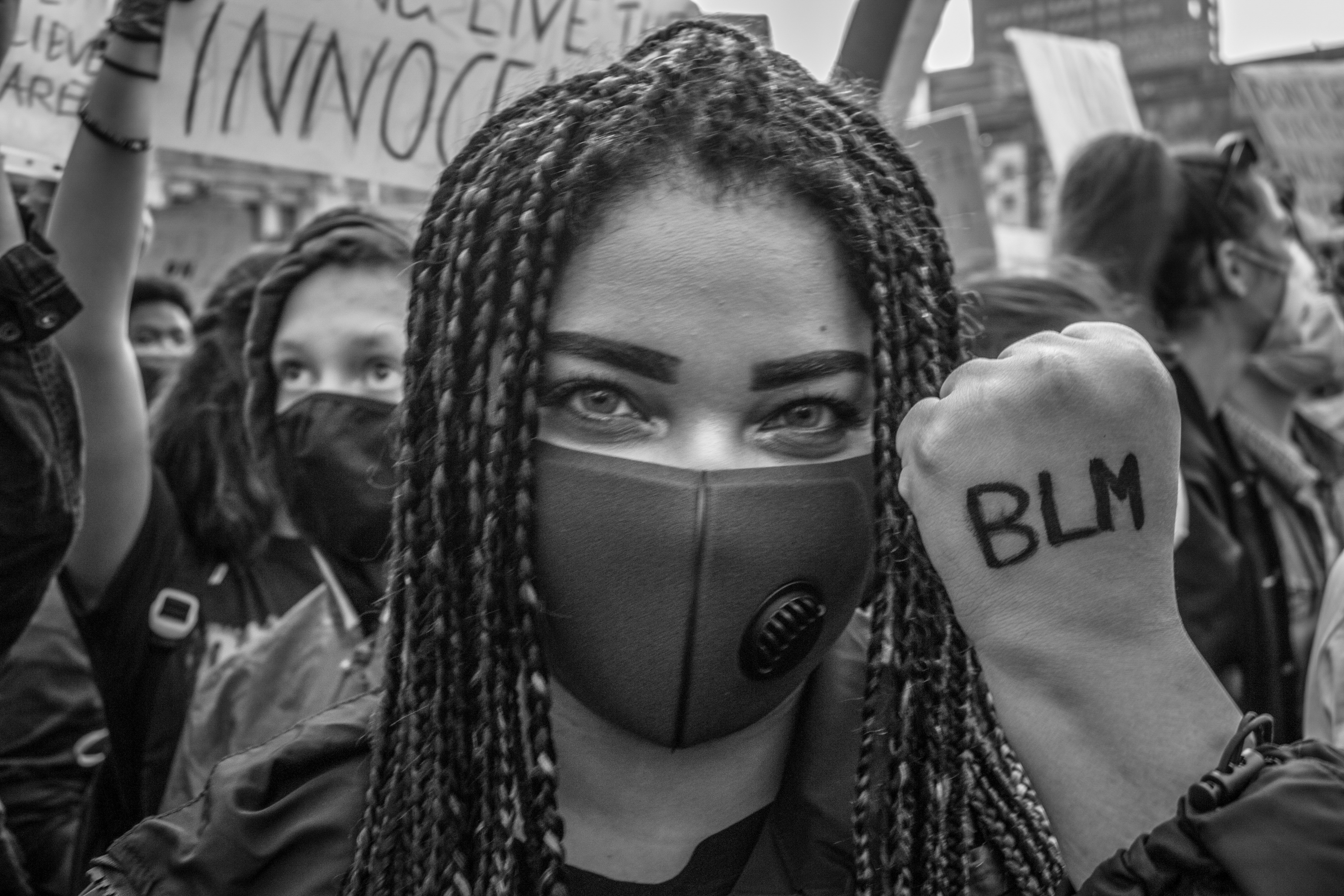Una ragazza mostra il dorso della sua mano con scritto "Blm", acronimo di Black Lives Matter (foto di Luca Covino)