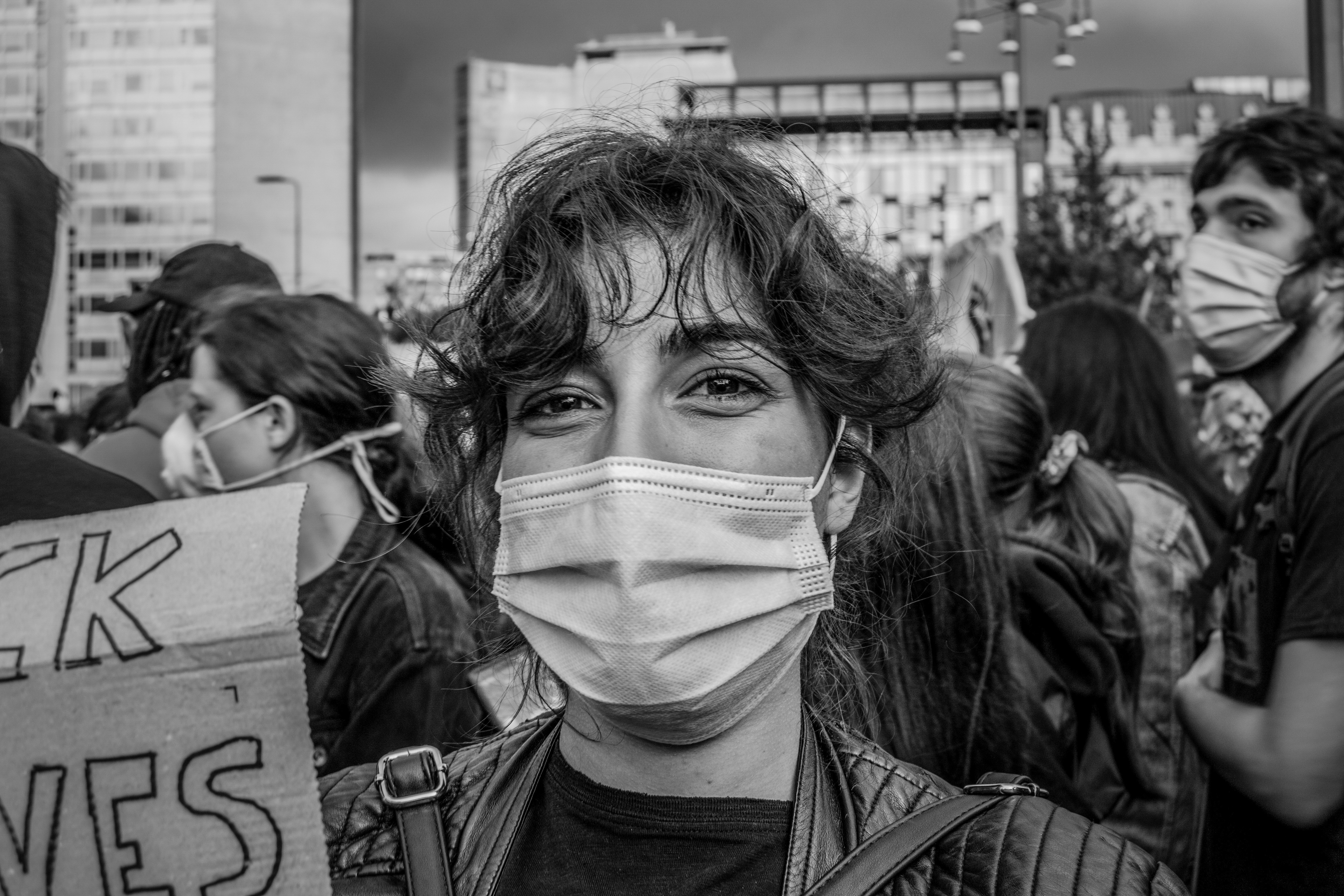 Una ragazza sorride a ridosso della fine della manifestazione (foto di Luca Covino)