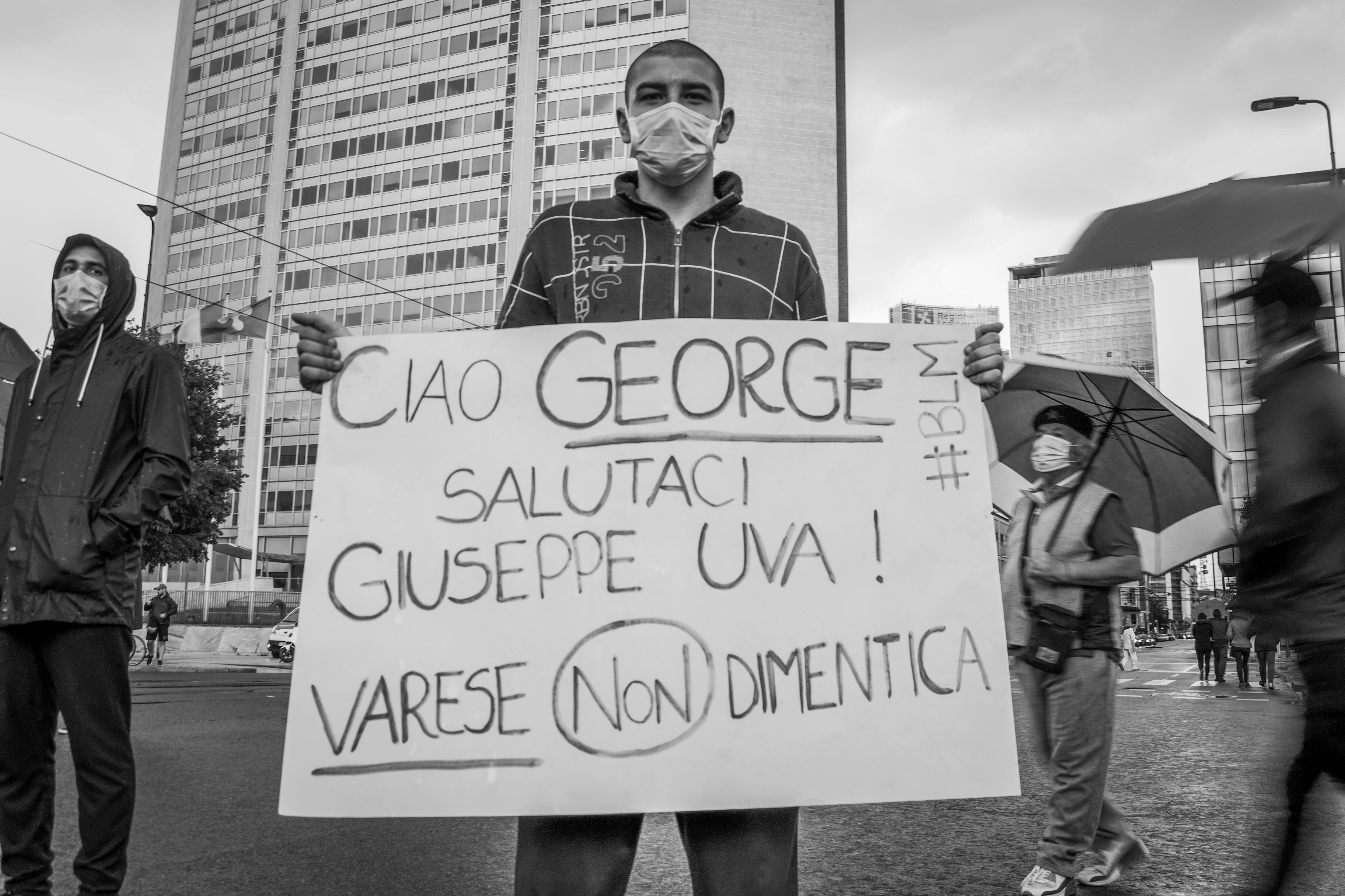 Un ragazzo arrivato a Milano da Varese tiene un cartello in memoria di Giuseppe Uva, vittima nel 2008 di uno tra i più noti casi di violenza in divisa in Italia (foto di Luca Covino)