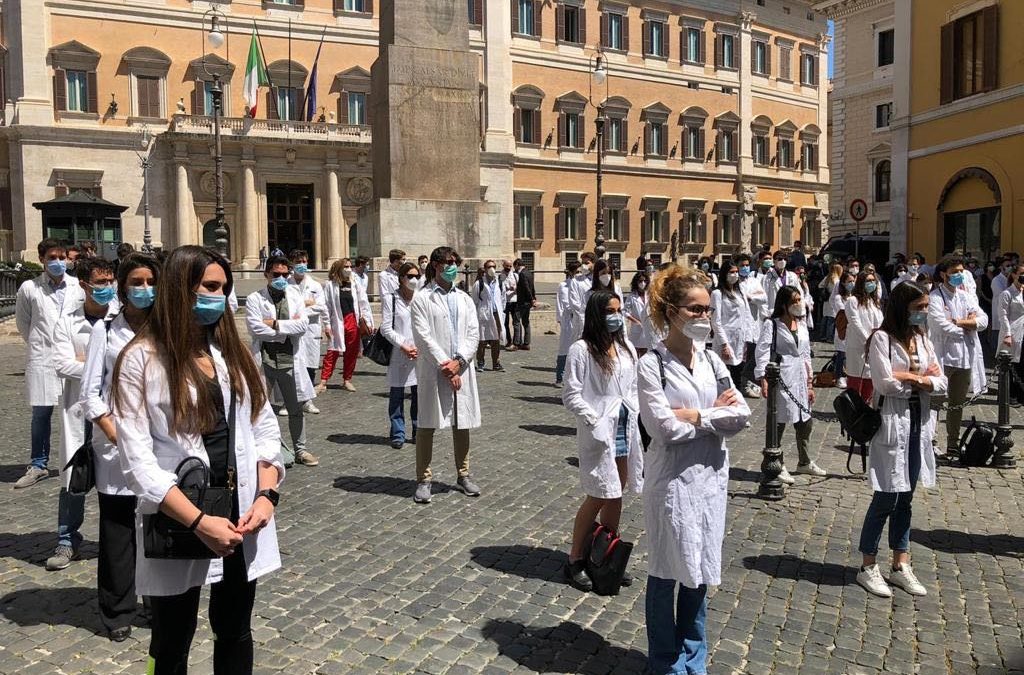 La protesta dei giovani medici: più borse di specializzazione e nuovi contratti