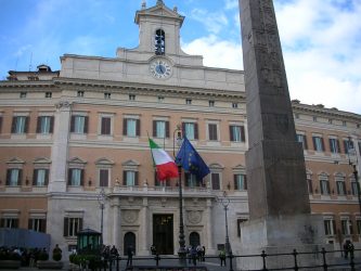 Ddl bilancio alla Camera: proroga cig e blocco licenziamenti, sgravi per le assunzioni femminili