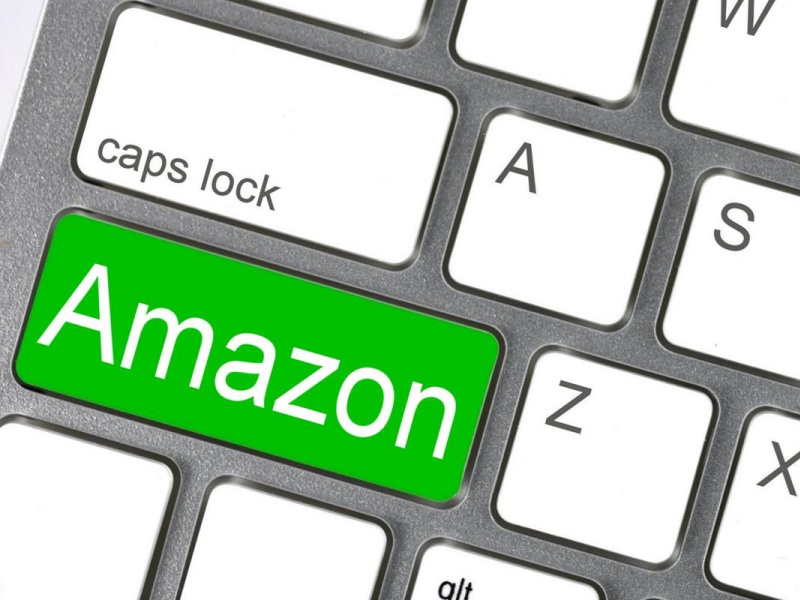 Francia contro Amazon per salvare i negozi: «No ai regali di Natale su Internet»