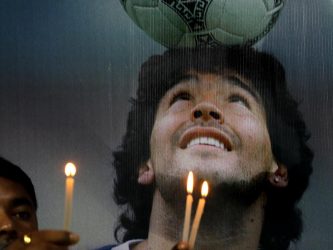 Addio a Maradona, il «Che Guevara dello sport» che riscattò le periferie