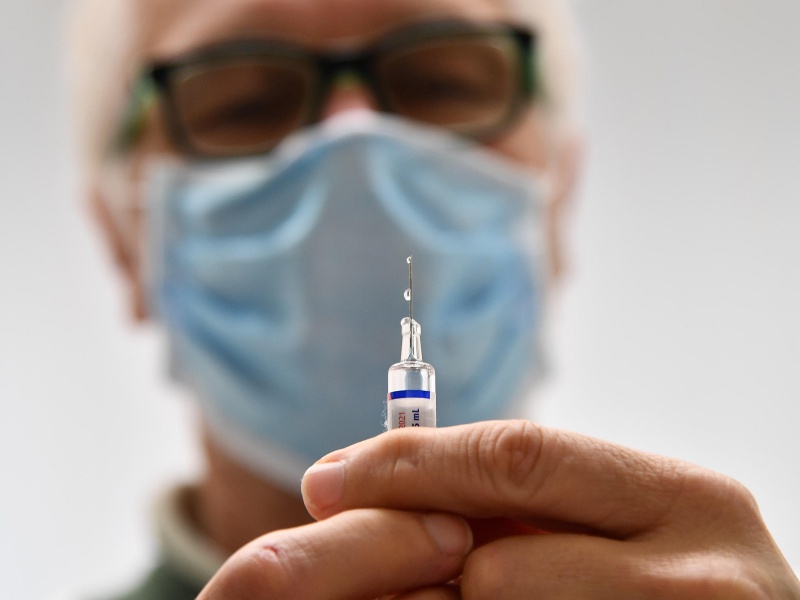 Vaccini, scontro Ue-AstraZeneca: «Si renda pubblico il contratto»