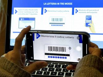 Lotteria degli scontrini, oggi il via. Confcommercio: «Metà esercenti impreparata»