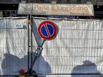 Pane Quotidiano: code chilometriche aspettando il Natale. Ma il Covid (per ora) non c’entra