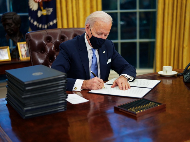Biden firma 17 provvedimenti che segnano la fine dell’era Trump