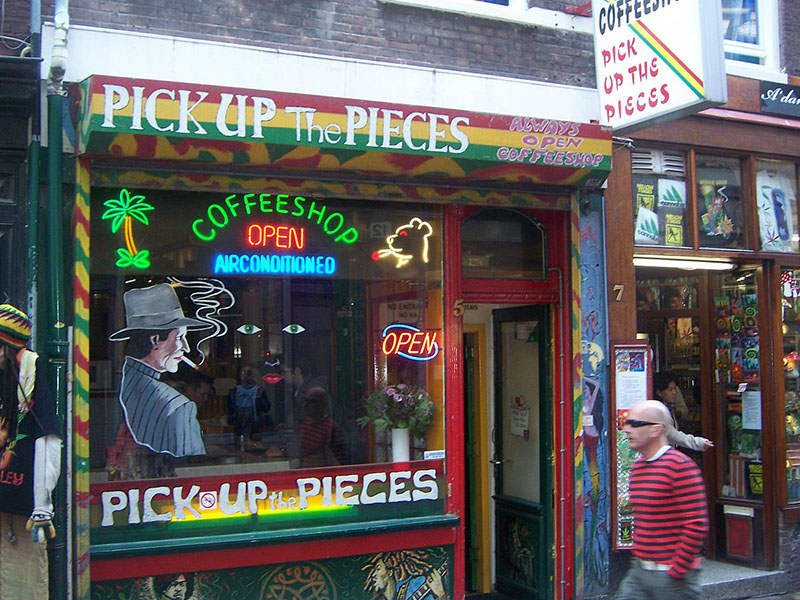 Cannabis: Amsterdam ci ripensa, niente più coffee shop per i turisti