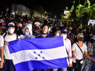 Migranti: novemila in marcia dall’Honduras, scontri in Guatemala