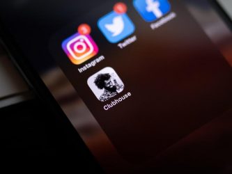 I social fra limiti d’età e libertà: il dibattito e le regole in Italia