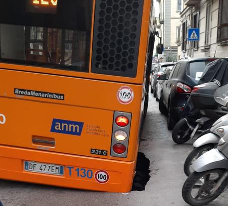 Napoli: voragine in strada, sprofonda un autobus