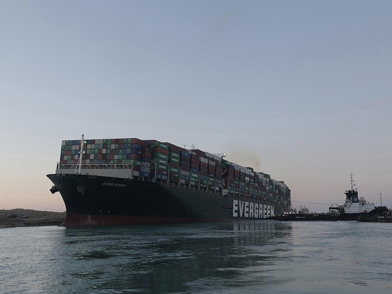 Suez: Ever Given di nuovo a galla,  oltre 350 navi in attesa dello sblocco