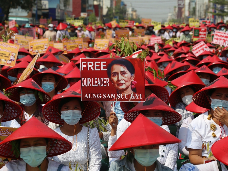 Myanmar, San Suu Kyi a processo. Uccisi 18 manifestanti
