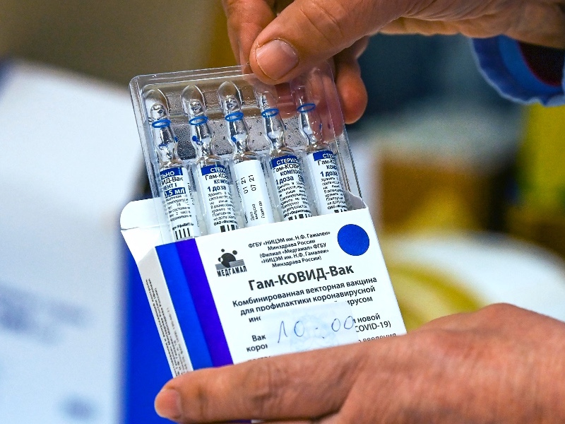 Vaccini, le Regioni contro De Luca: “No ai contratti individuali”