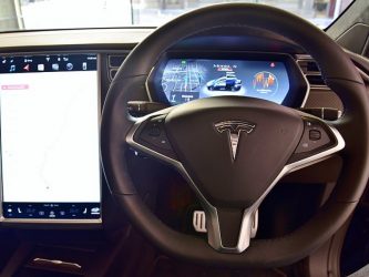 La Cina blocca Tesla: “Ci spiano, niente auto al personale pubblico”