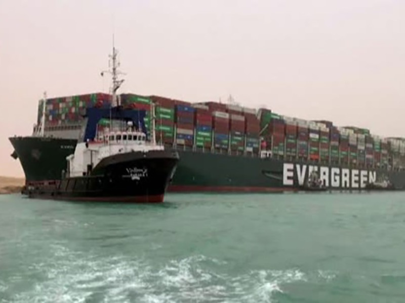 Canale di Suez: supernave ancora incagliata, greggio alle stelle