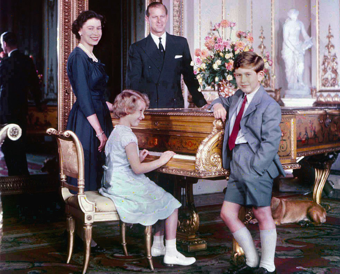 Il 14 novembre 1948 nacque il principe Carlo, seguito due anni dopo dalla principessa Anna. Filippo era un padre amorevole e moderno, che amava giocare con i figli. (Fonte: Creative commons)