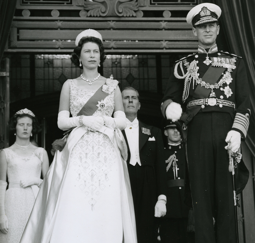 Tra i doveri del principe consorte, c’è l’accompagnare la regina in molte occasioni ufficiali, standole rigorosamente un passo indietro. Qui all’inaugurazione dell’anno parlamentare 1963. (Fonte: Creative Commons)