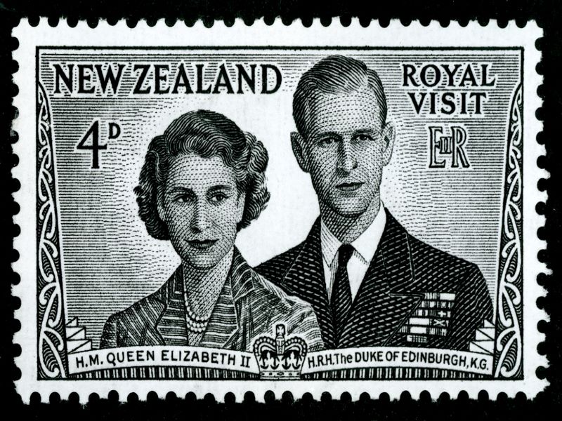Il 6 febbraio 1952, Elisabetta succedette al padre Giorgio VI. All’inizio del regno, la coppia reale compì un lungo viaggio nel Commonwealth. Qui il francobollo commemorativo della tappa in Nuova Zelanda. (Fonte: Creative Commons)
