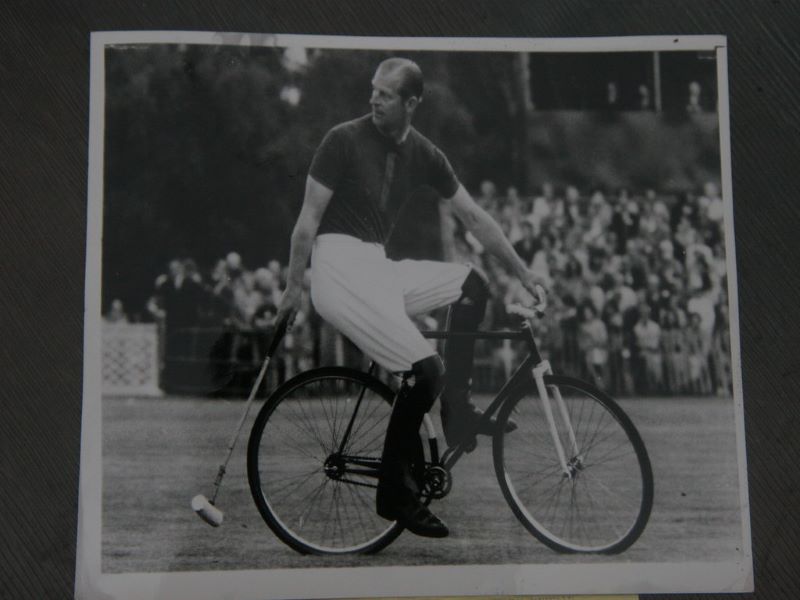 Filippo era un uomo molto sportivo. In particolare amava il polo, talvolta praticato anche nella sua versione “in bicicletta”. (Fonte: Creative Commons)