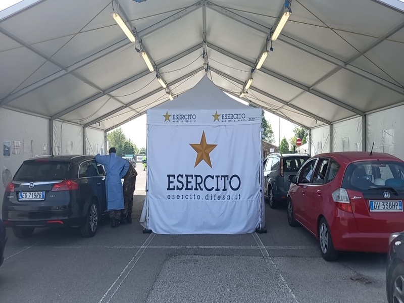 Vaccini, in coda coi milanesi al “drive through” di Trenno: perplessità e fiducia