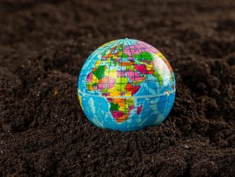 Giornata mondiale della Terra, l’allarme UE: «Pianeta sempre più a rischio»