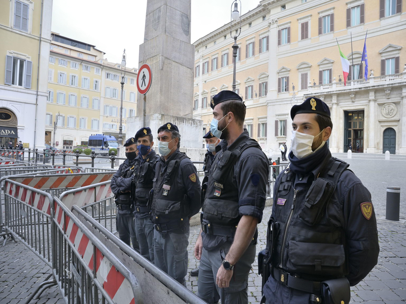 Coronavirus, ristoratori in rivolta: in migliaia davanti al Parlamento