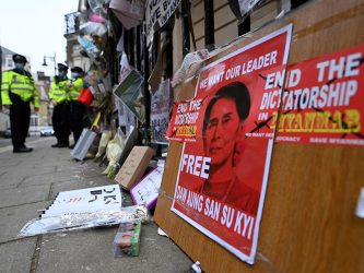 Myanmar, militari occupano ambasciata in Uk: «Colpo di stato nel centro di Londra»