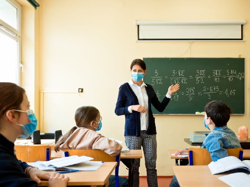 Scuola, 200 mila tra docenti e addetti ancora non vaccinati. Rientro a rischio