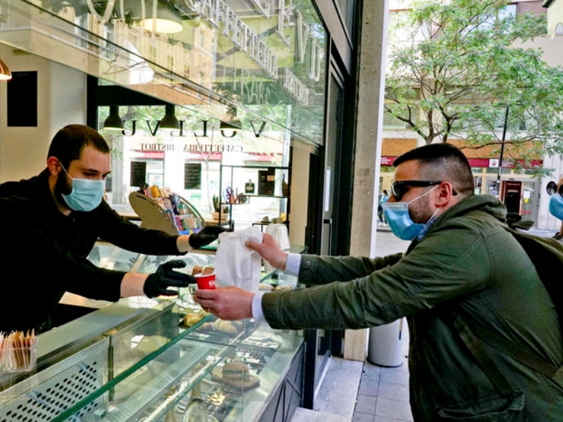 Covid, ipotesi riaperture il 2 giugno. Fontana: “Forse Lombardia arancione dal 12”