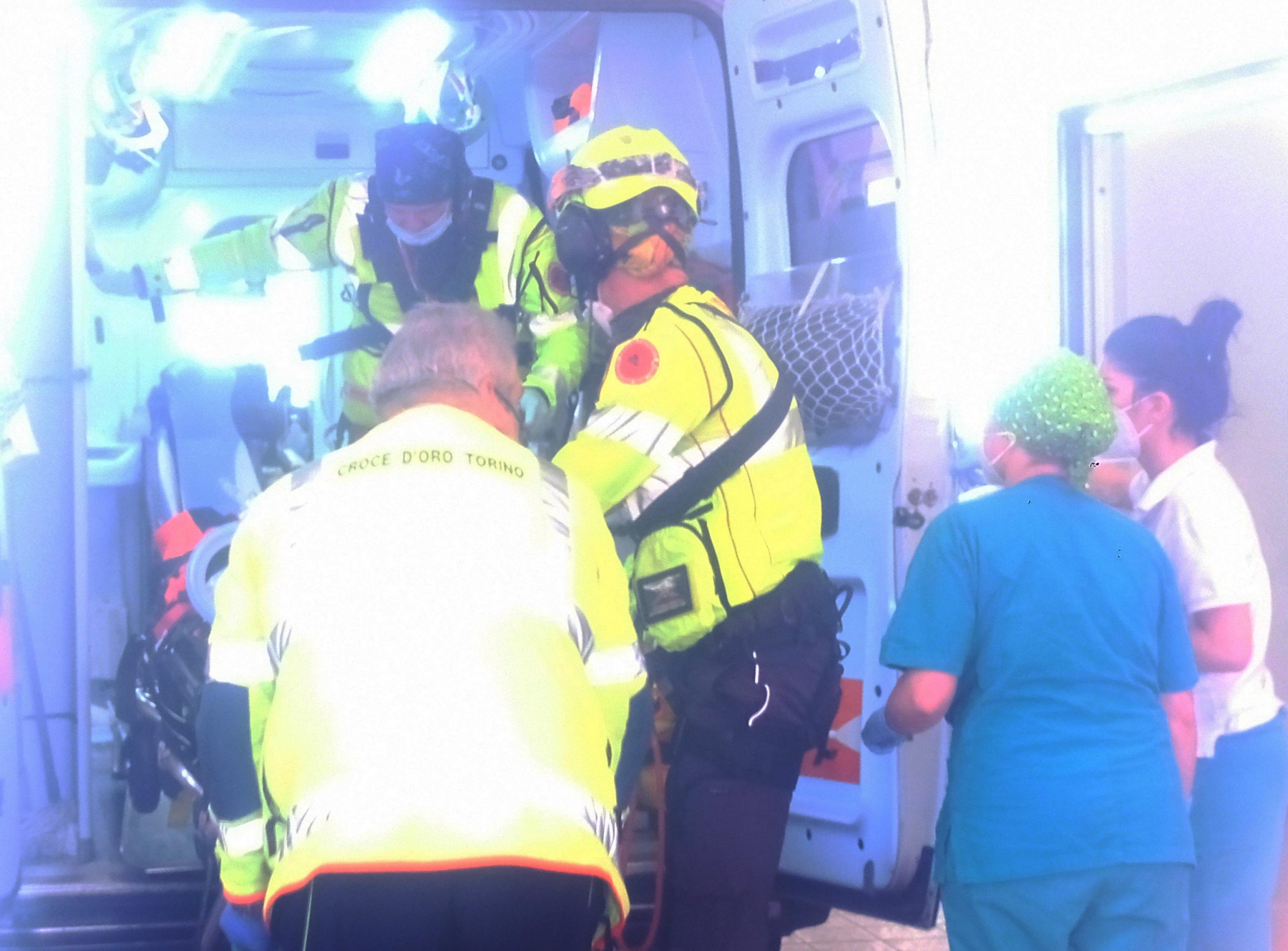 I due bambini feriti sono stati trasportati al Regina Margherita di Torino d'urgenza. Uno è deceduto poco dopo