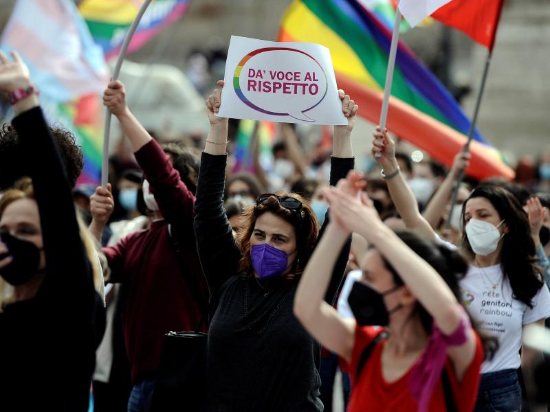 Giornata internazionale contro l’omofobia: ogni anno in 20mila chiedono aiuto