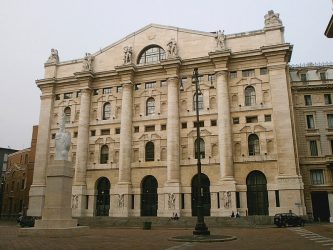 L’invasione scuote le Borse: Milano -4,5%, gas e petrolio alle stelle. Mosca sospende le contrattazioni