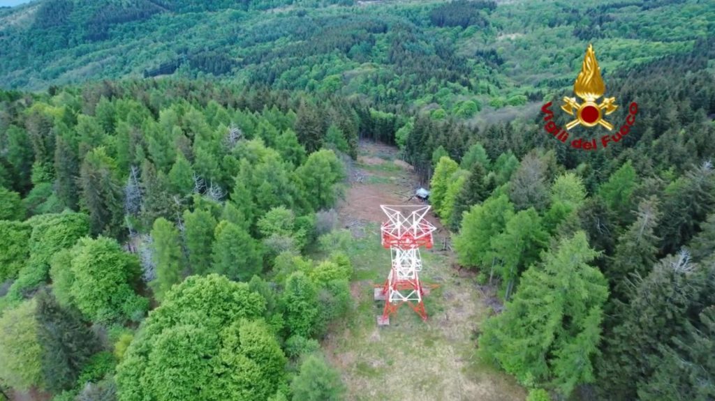 La cabina vista dall'alto, con i tronchi spezzati degli alberi travolti lungo la caduta, 23 maggio (Vigilidelfuoco tv)