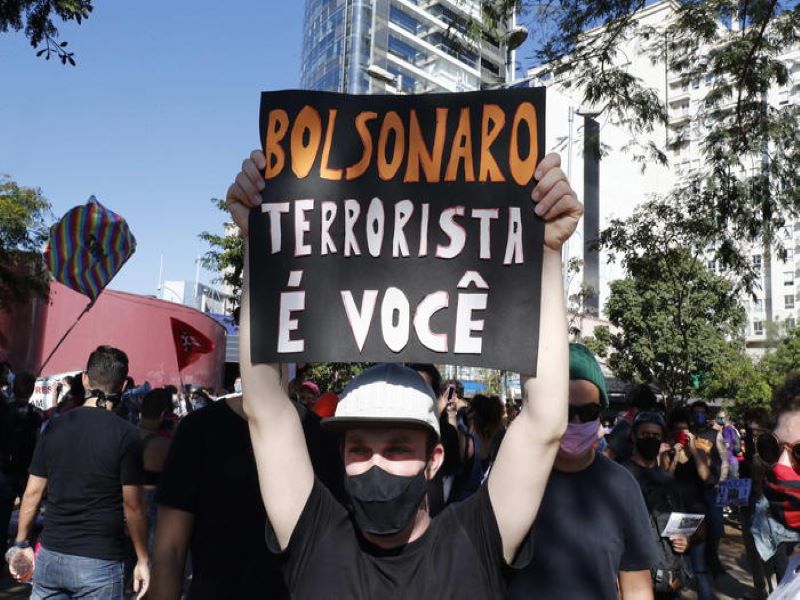 Pandemia: «Fuori Bolsovirus», Brasile in piazza contro Bolsonaro