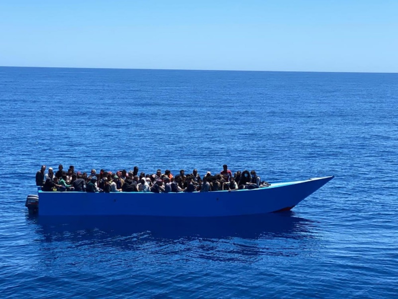 Migranti, ancora un soccorso in mare: nave cargo salva 139 migranti vicino a Lampedusa