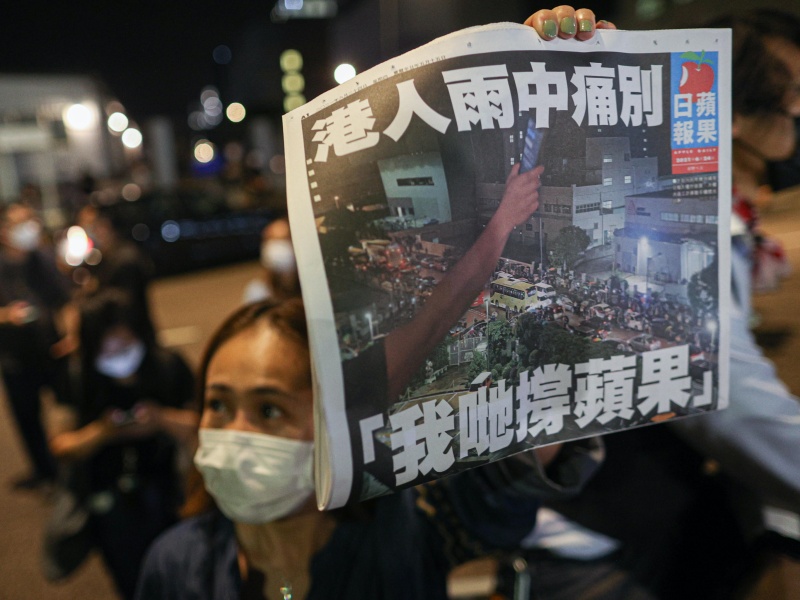 Hong Kong, giornalista di Apple Daily arrestato all’aeroporto