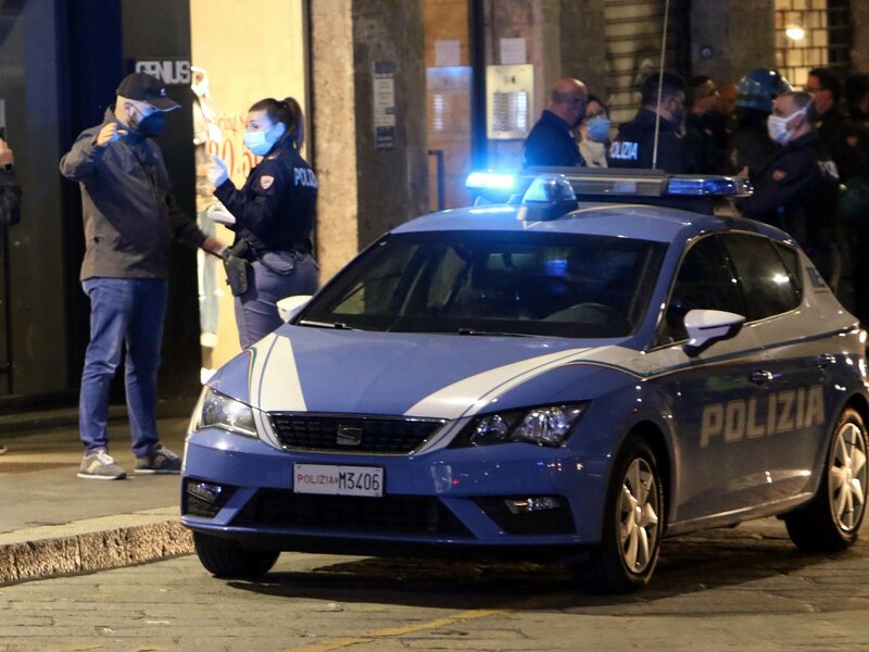 Milano, rider 20enne aggredito dal branco con bottiglie e catene